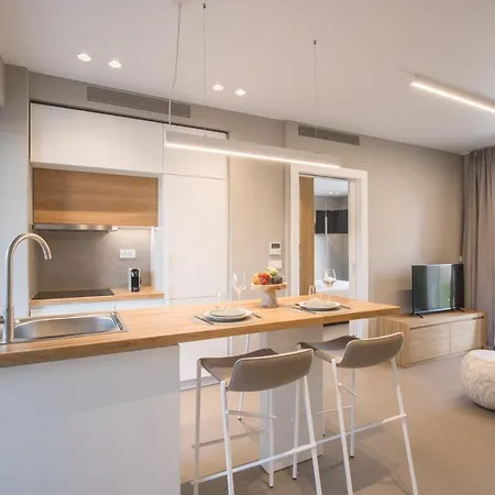 Noemie Luxury アパートホテル 4*