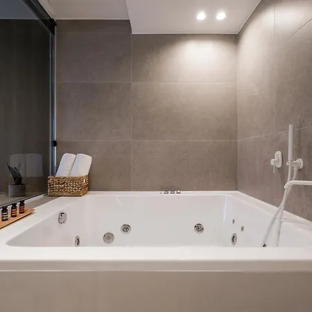 Noemie Luxury アパートホテル 4*