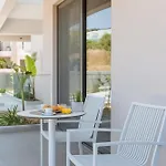 Noemie Luxury מלון דירות 4*